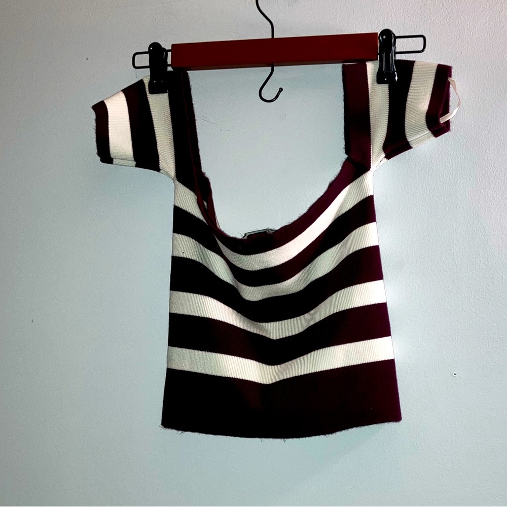 L | Maroon/Wht Strip Crop Top - Picture 4 of 6